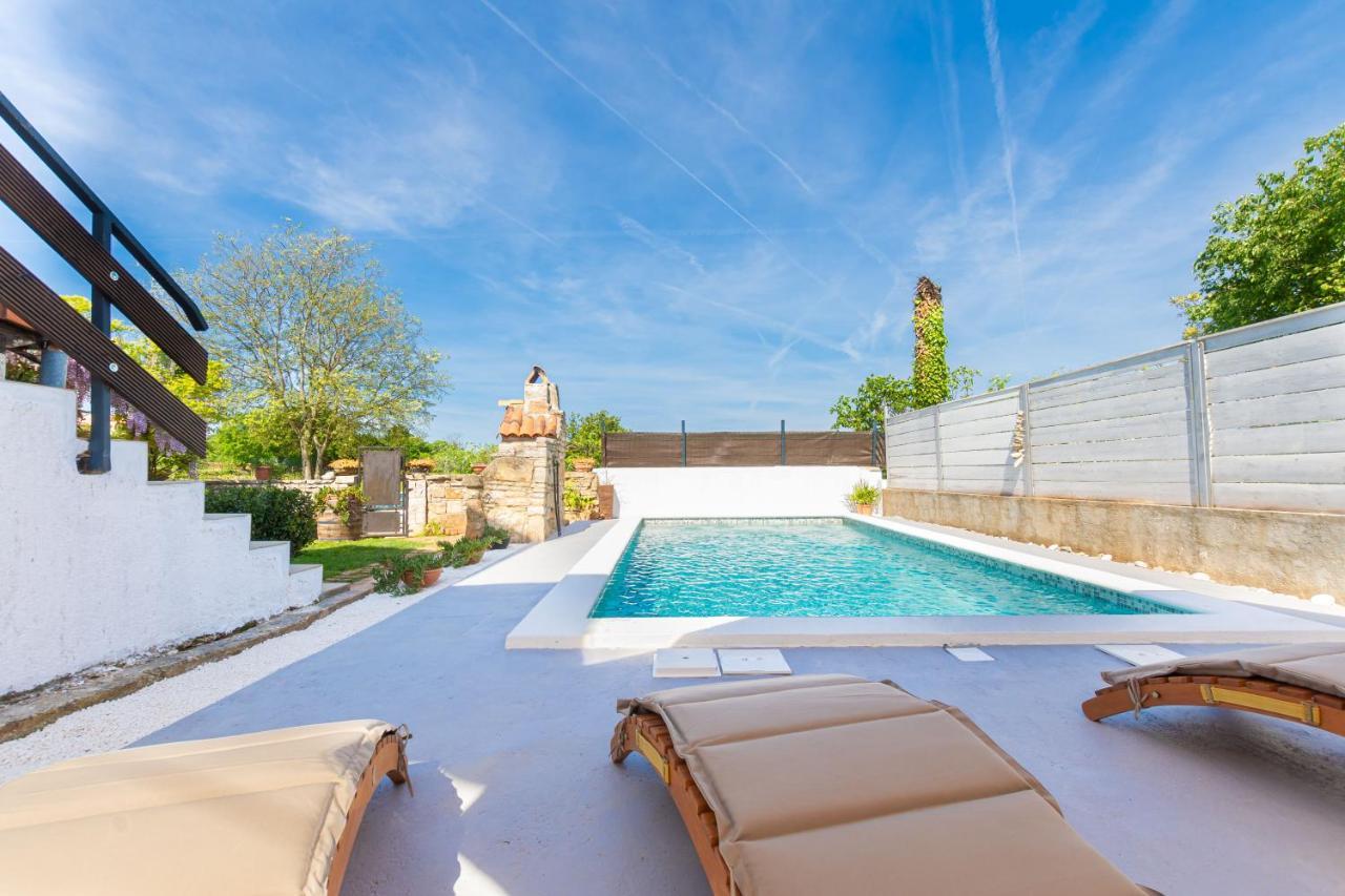 Apartment Adriana On Peaceful Location With Pool Pula Exterior photo