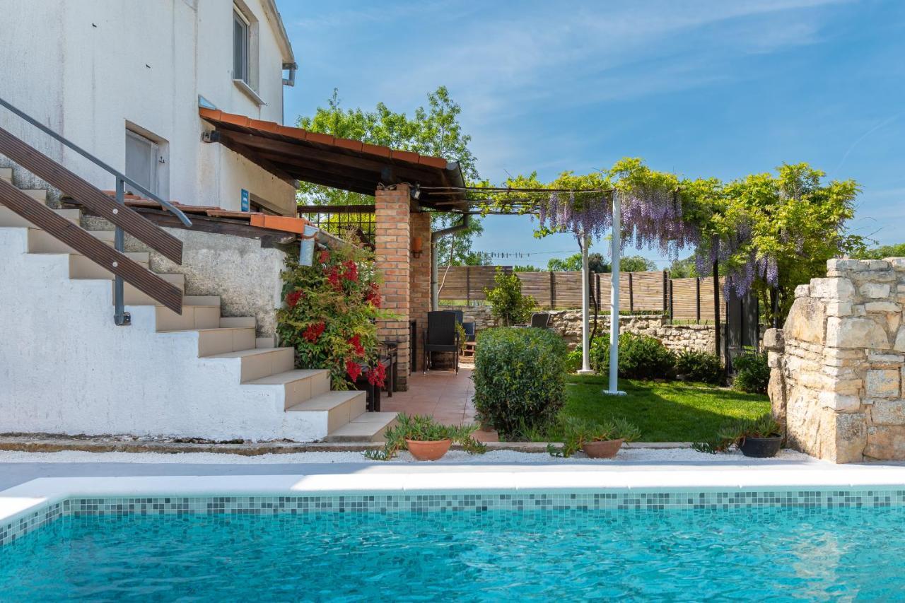 Apartment Adriana On Peaceful Location With Pool Pula Exterior photo