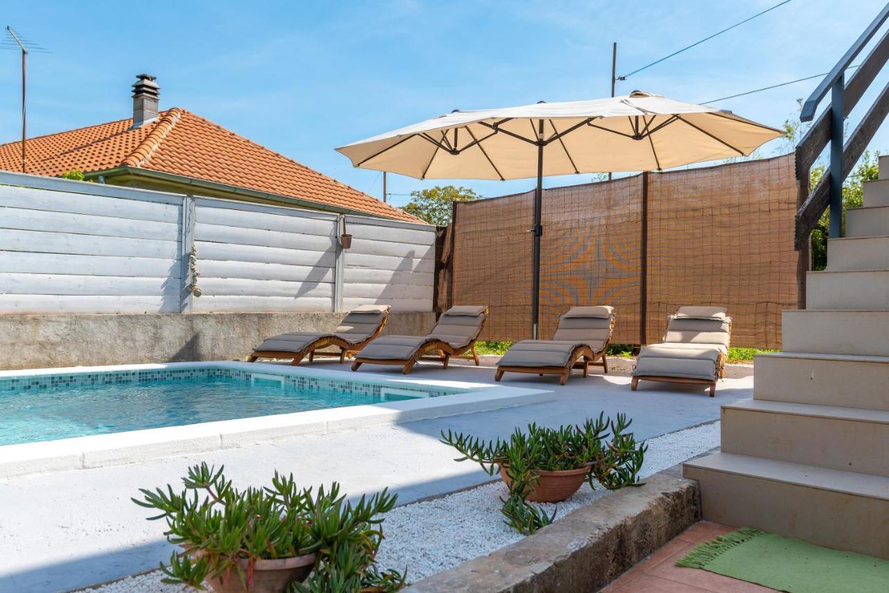 Apartment Adriana On Peaceful Location With Pool Pula Exterior photo