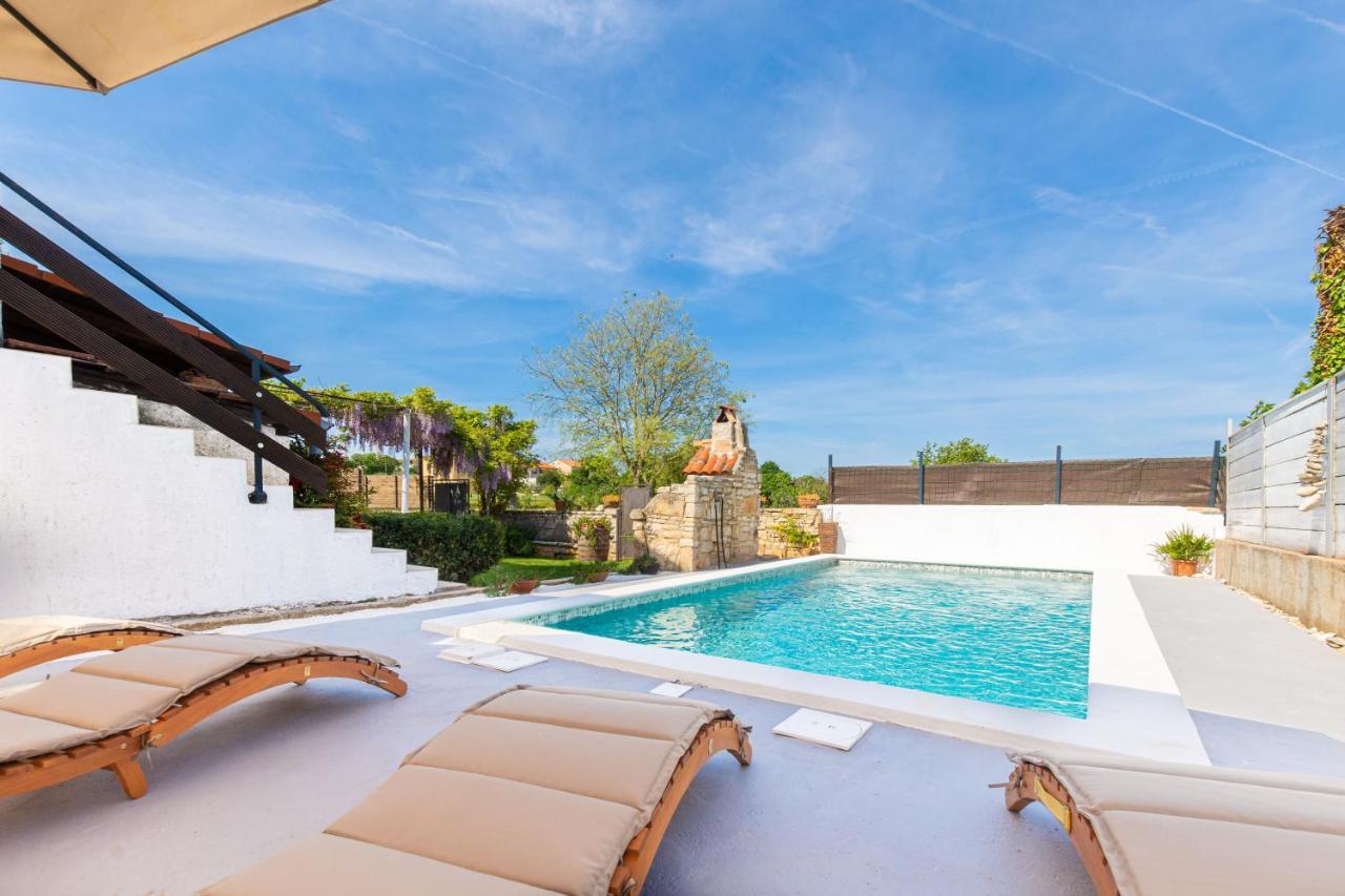 Apartment Adriana On Peaceful Location With Pool Pula Exterior photo