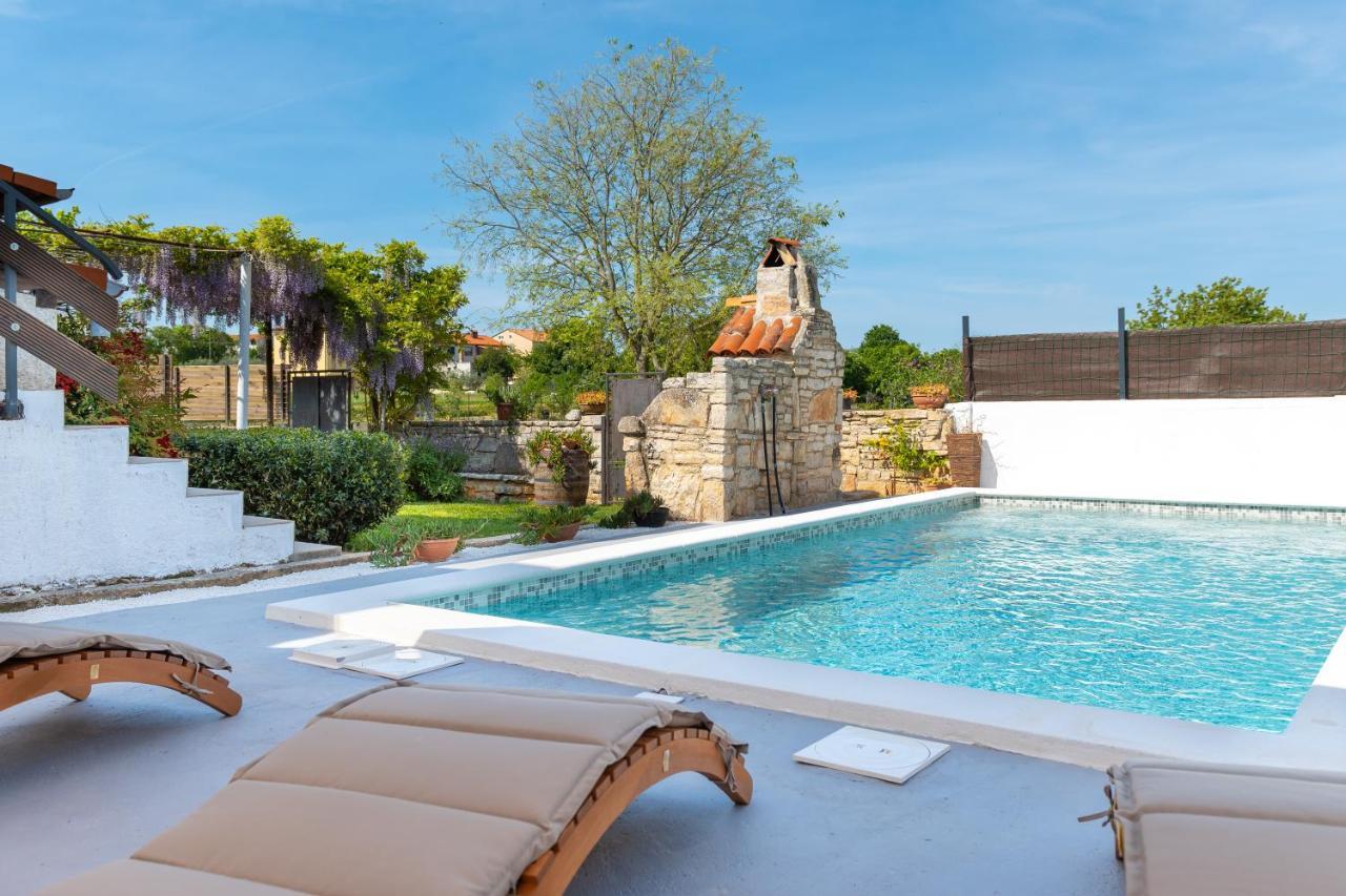 Apartment Adriana On Peaceful Location With Pool Pula Exterior photo