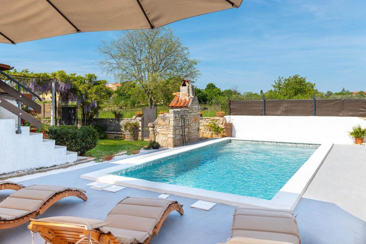Apartment Adriana On Peaceful Location With Pool Pula Exterior photo