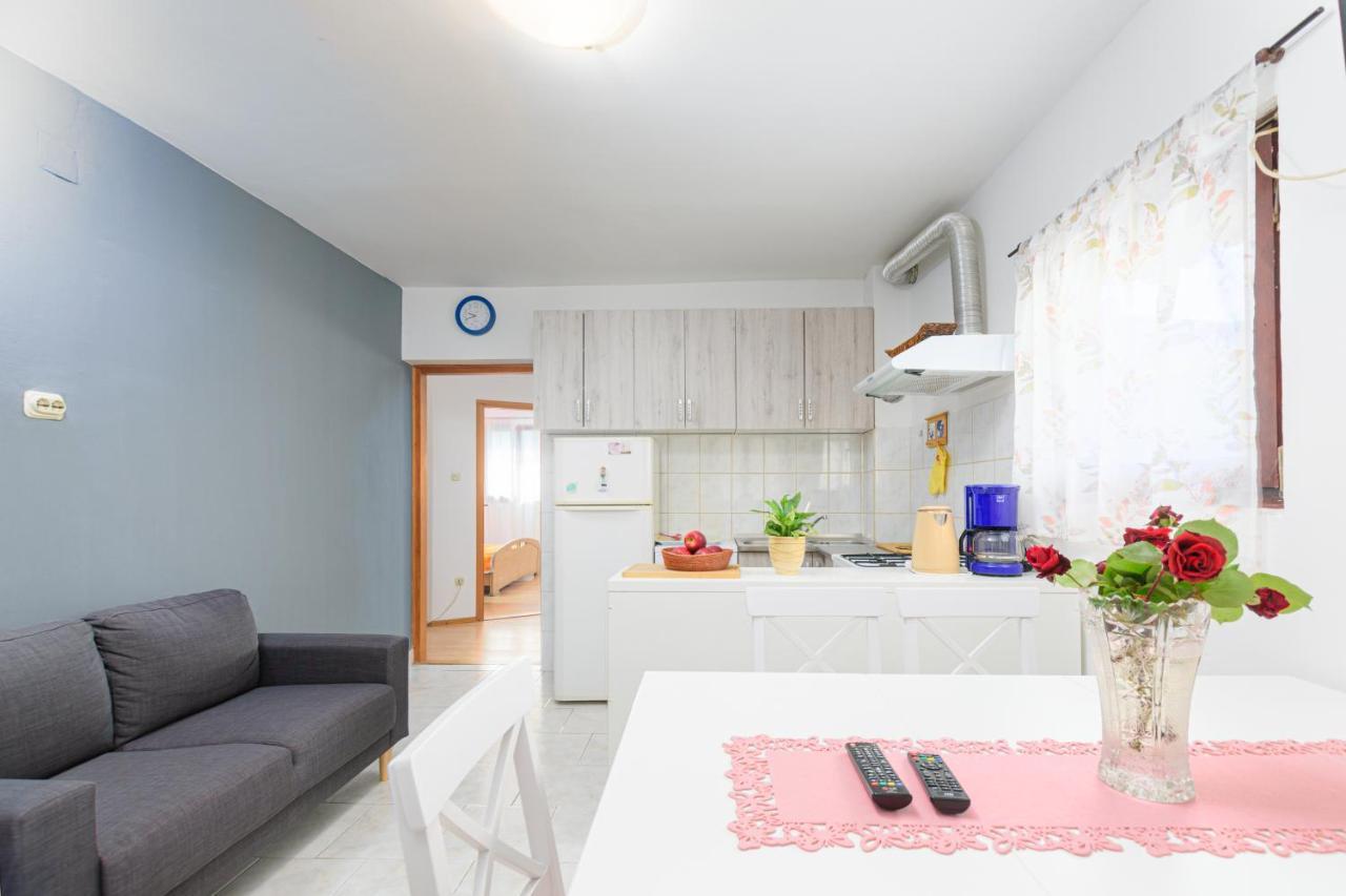 Apartment Adriana On Peaceful Location With Pool Pula Exterior photo
