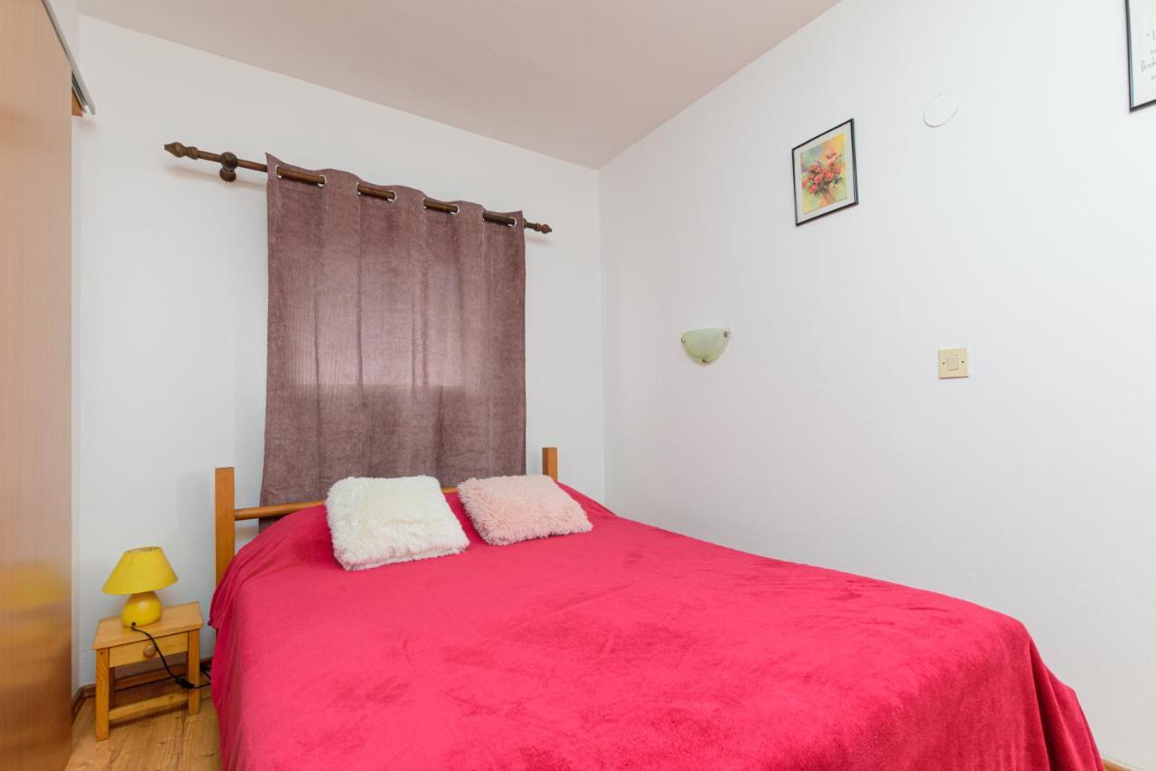 Apartment Adriana On Peaceful Location With Pool Pula Exterior photo