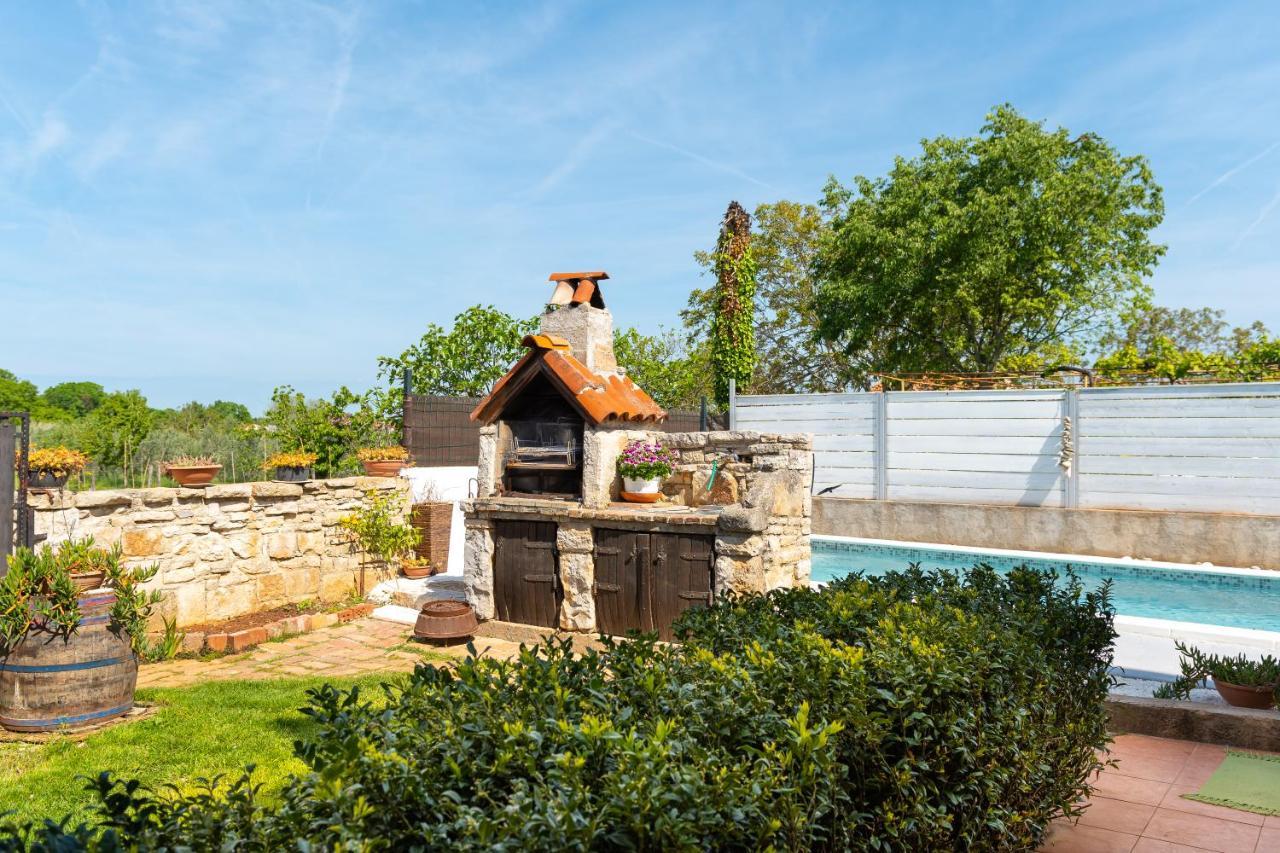 Apartment Adriana On Peaceful Location With Pool Pula Exterior photo