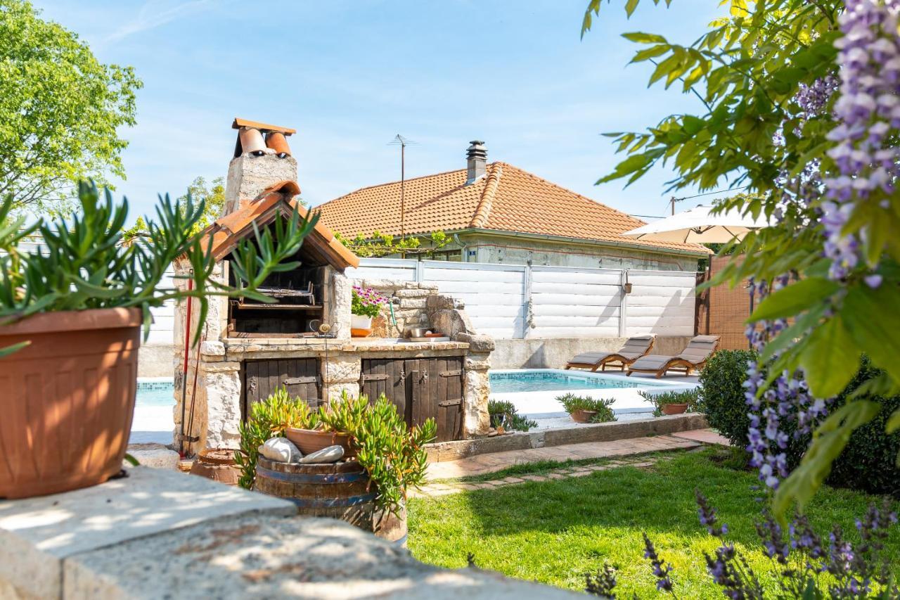 Apartment Adriana On Peaceful Location With Pool Pula Exterior photo