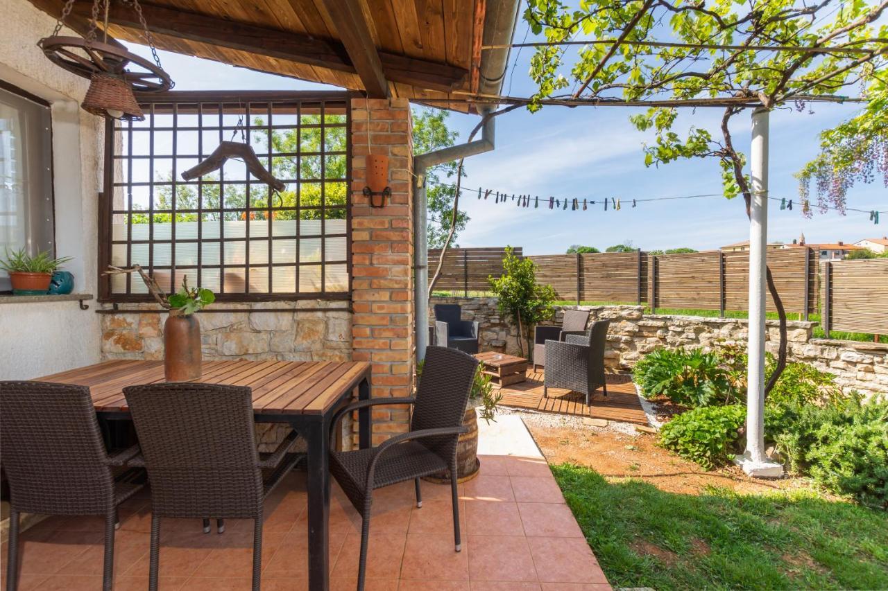 Apartment Adriana On Peaceful Location With Pool Pula Exterior photo