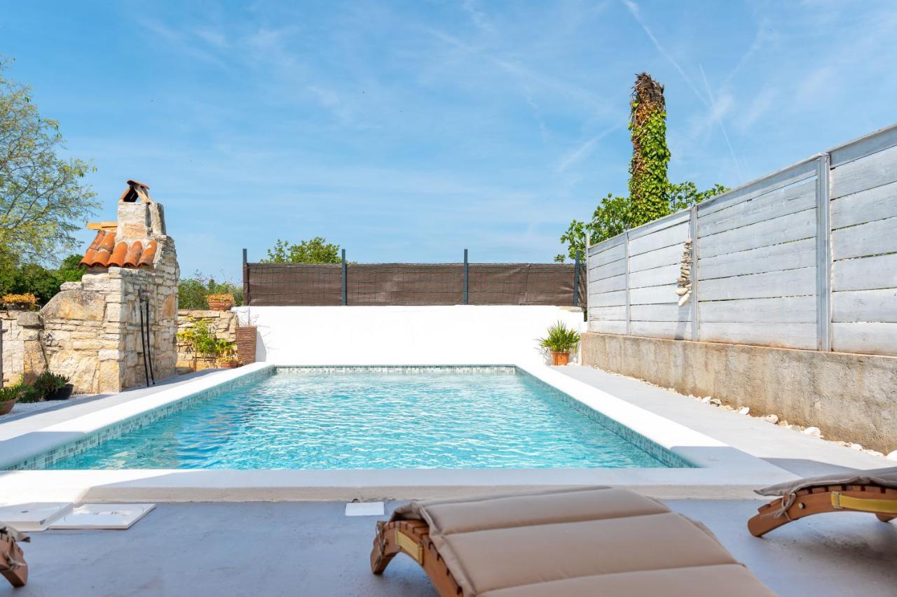 Apartment Adriana On Peaceful Location With Pool Pula Exterior photo