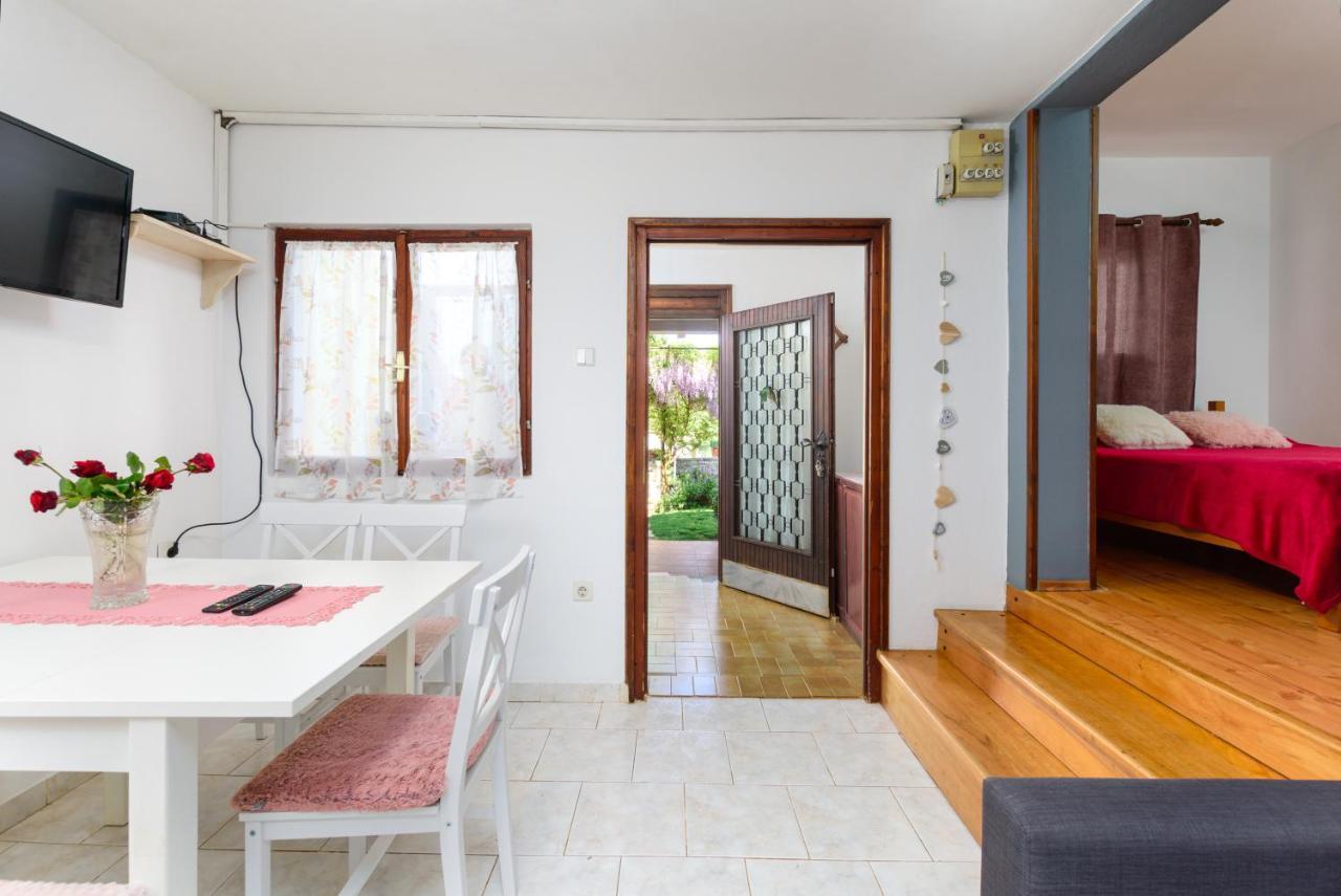 Apartment Adriana On Peaceful Location With Pool Pula Exterior photo