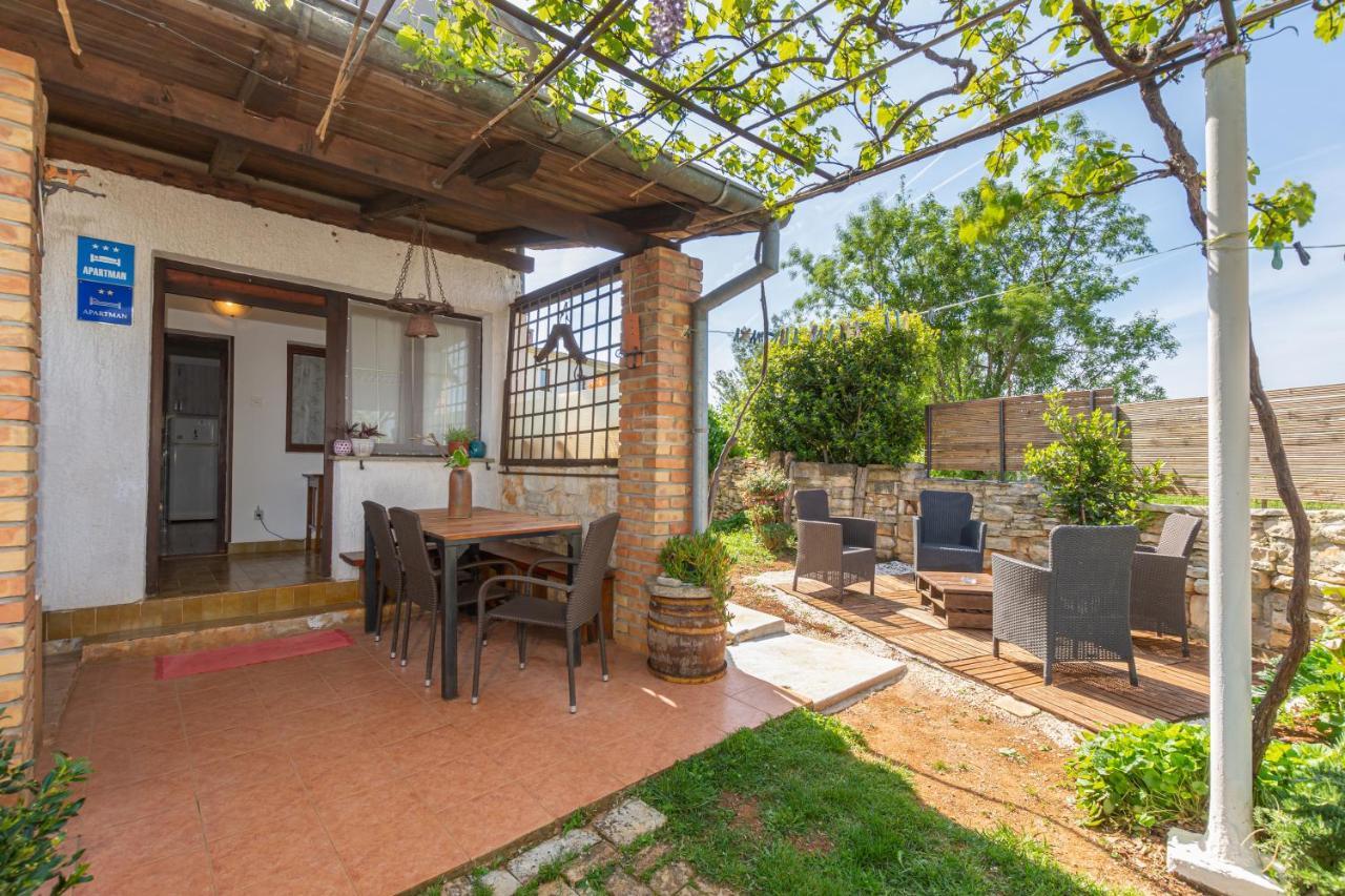 Apartment Adriana On Peaceful Location With Pool Pula Exterior photo